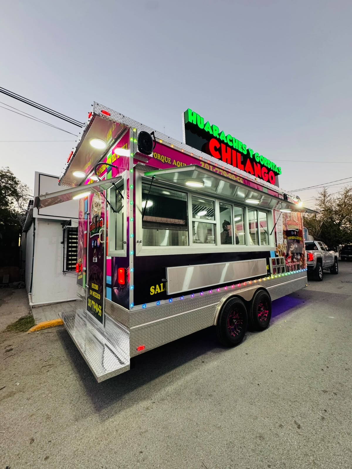 Trailer de comida Chilango · Ventana de servicio fabricado por J & J Food Truck