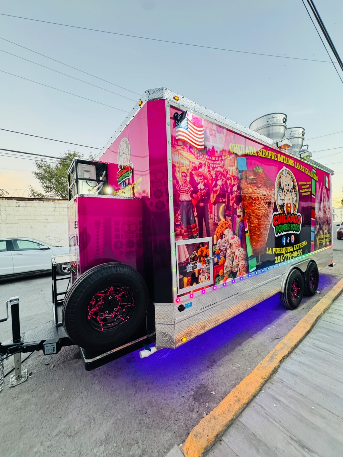Trailer de comida Chilango · Vista trasera fabricado por J & J Food Truck