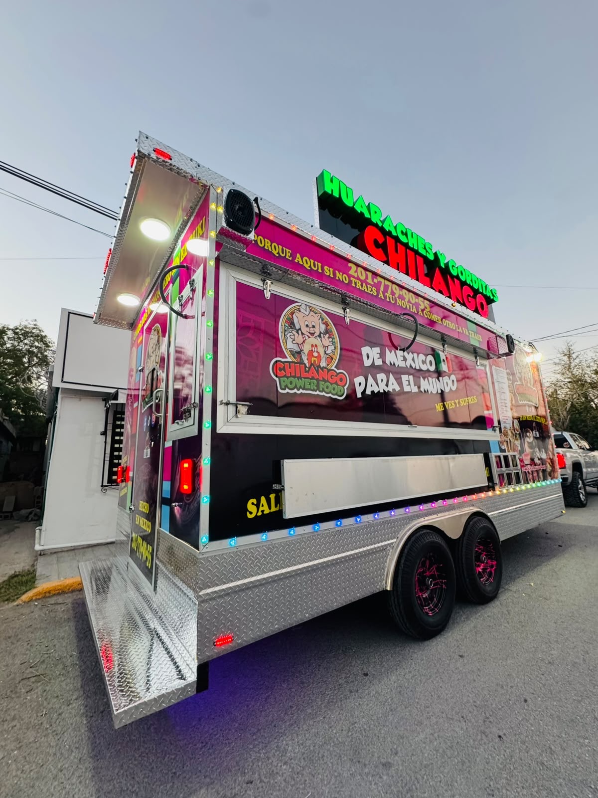 Trailer de comida Chilango · Vista lateral fabricado por J & J Food Truck