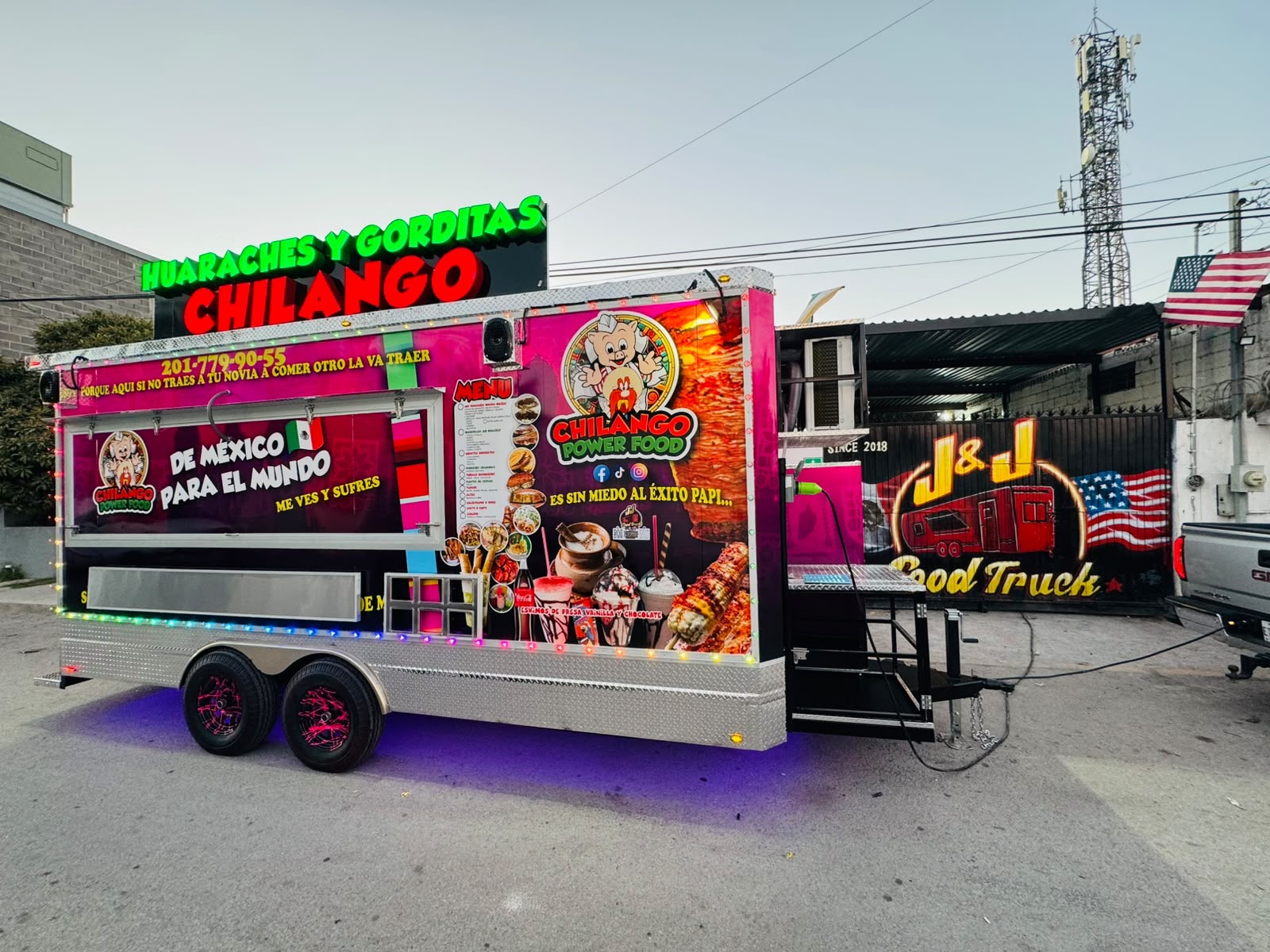 Trailer de comida Chilango Power Food fabricado por J & J Food Truck