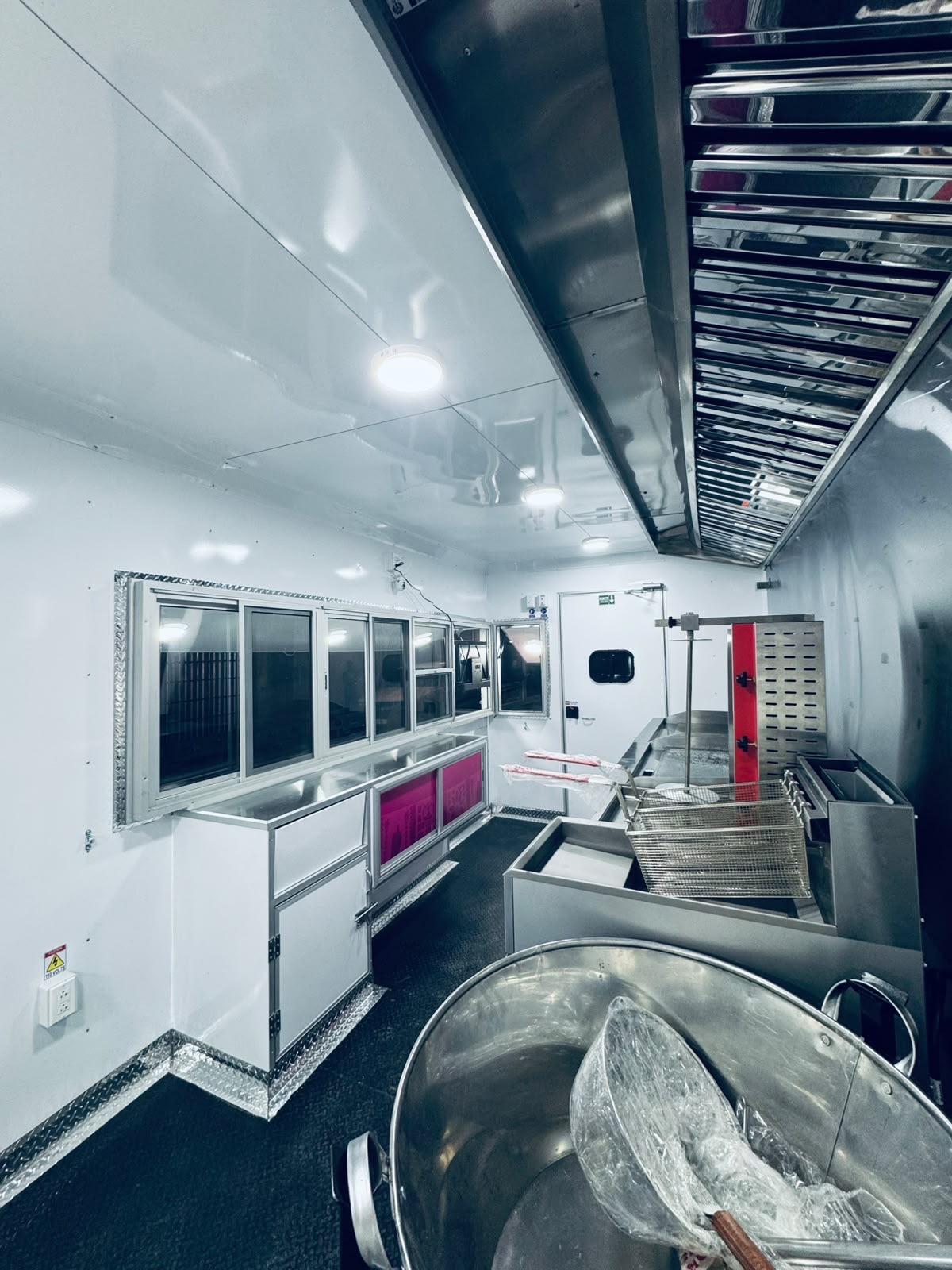 Trailer de comida Interior Chilango Power Food fabricado por J & J Food Truck