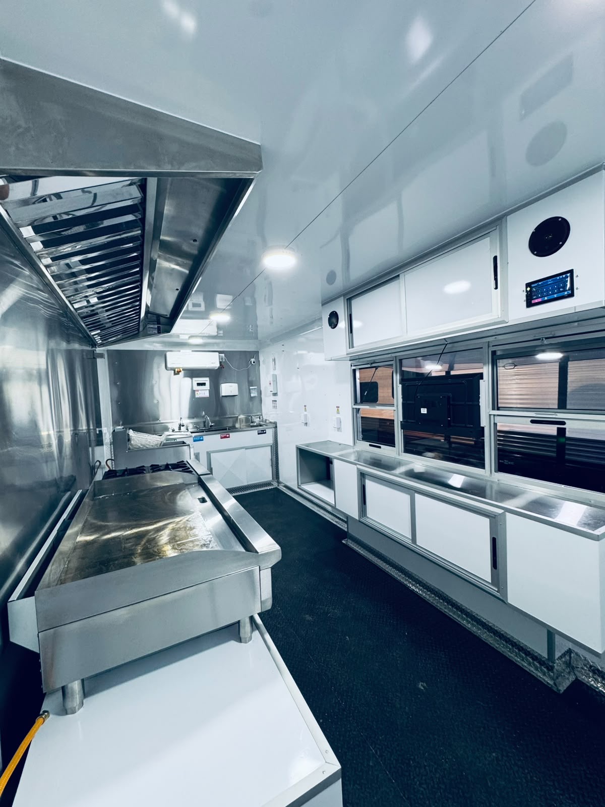 Trailer de comida Interior en acero inoxidable fabricado por J & J Food Truck